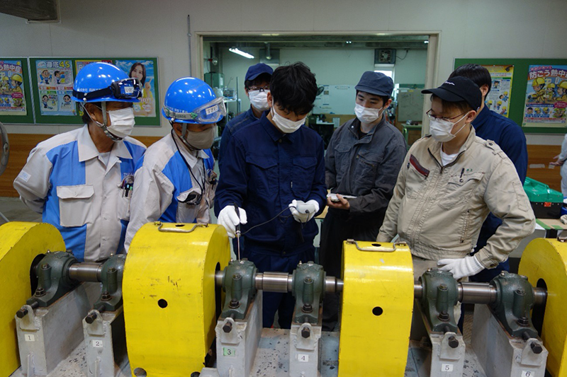 写真1：回転軸の軸合わせ実習の様子